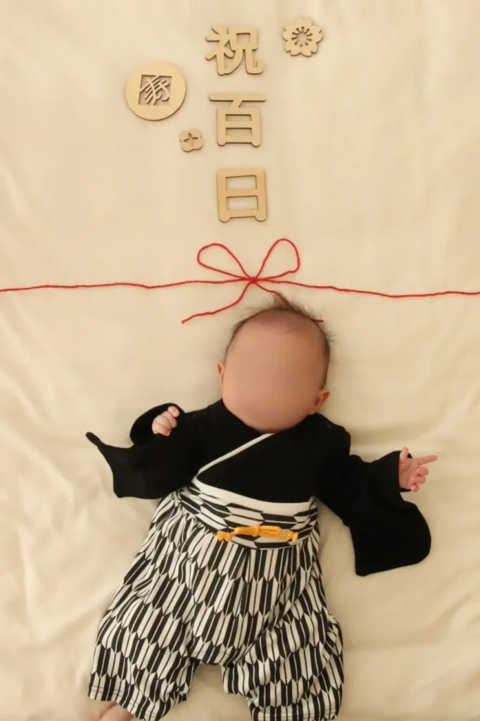 和服と小物を使った百日祝のおしゃれな写真