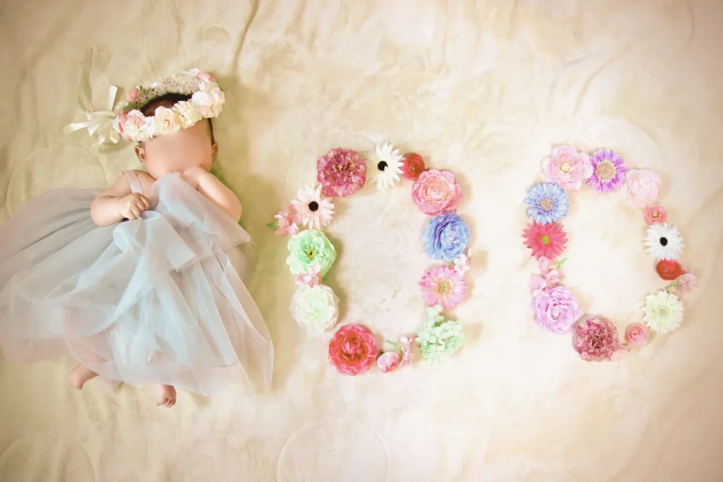 お花で数字の100を表した百日祝のおしゃれな写真