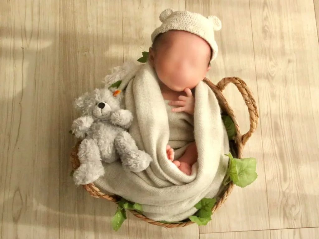 カゴを使ったニューボーンフォトの写真