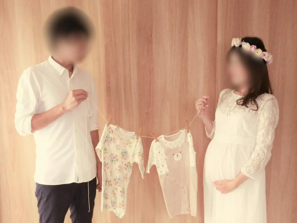 ベビー服を使ったマタニティフォト