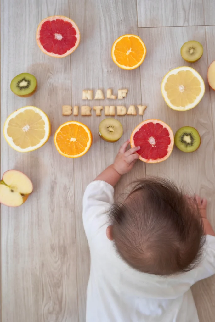 ハーフカット果物を使ったハーフバースデー写真縦