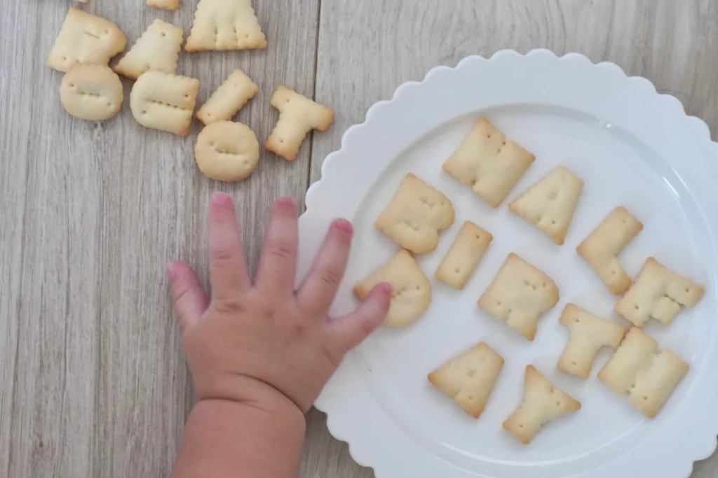 英字ビスケットで文字を書いたハーフバースデー写真