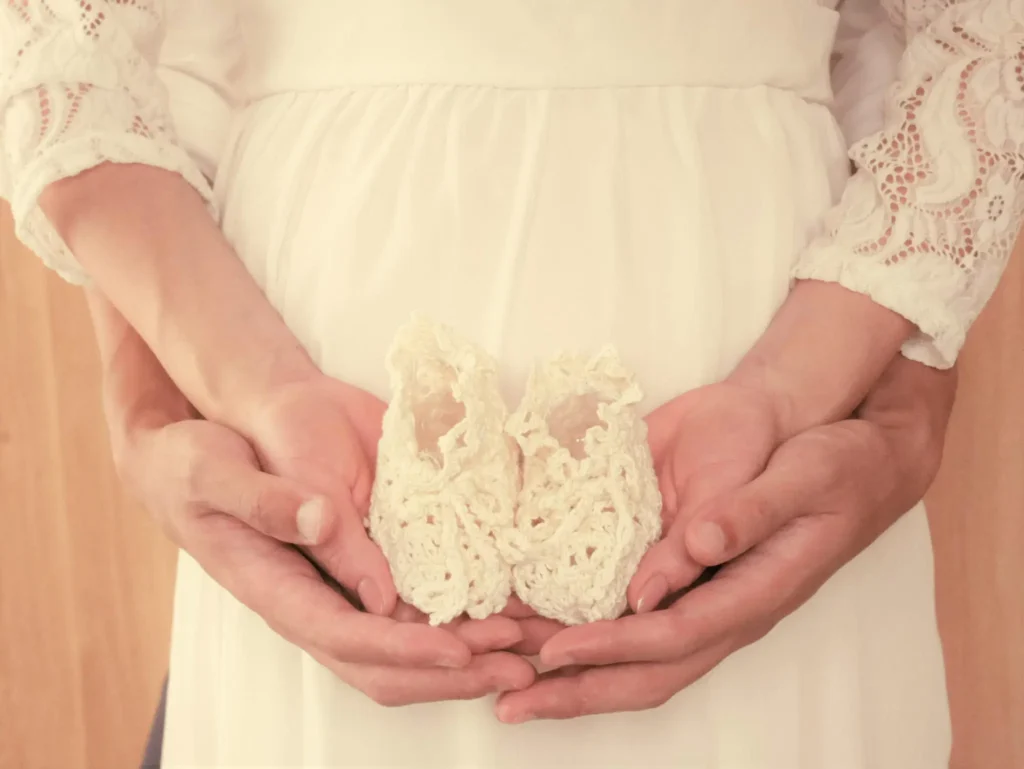 手作りのファーストシューズを使ったマタニティフォト