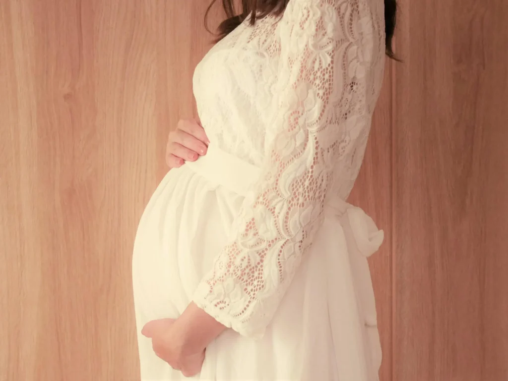 マタニティドレスを着てお腹をアップにしたマタニティフォト