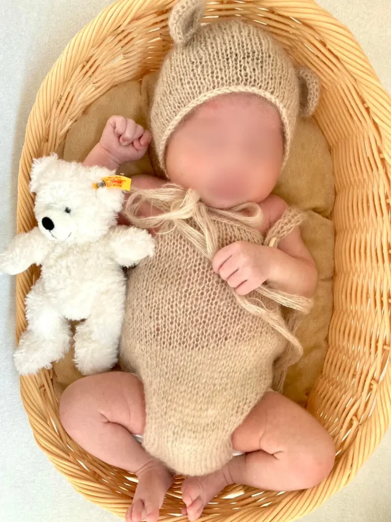 カゴとファーストベアを使ったニューボーンフォトの写真