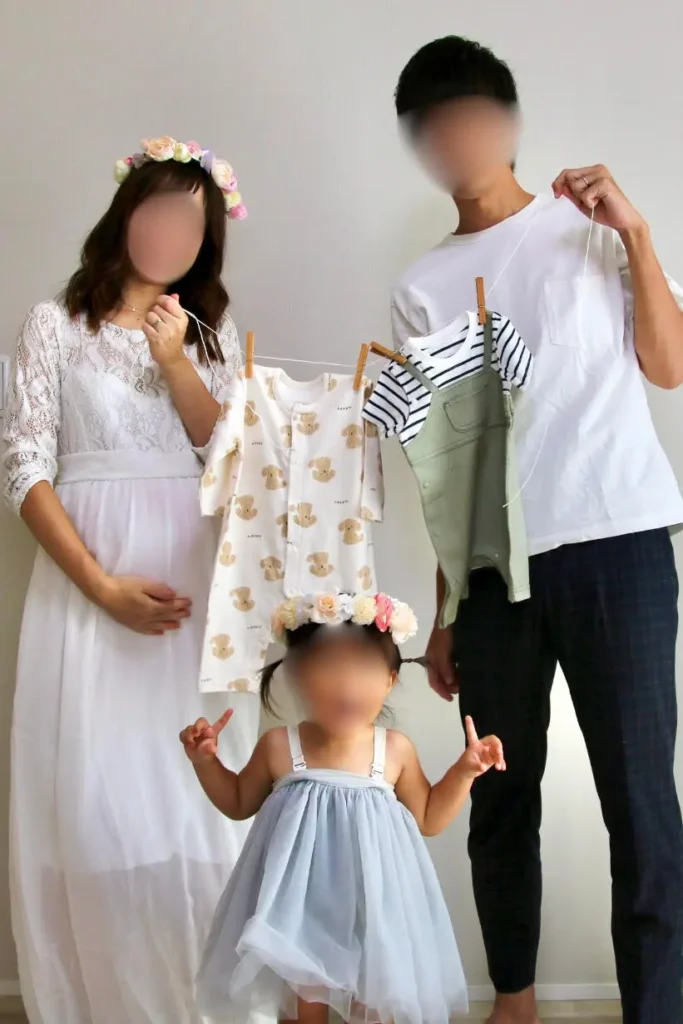 ベビー服を使ったマタニティフォト