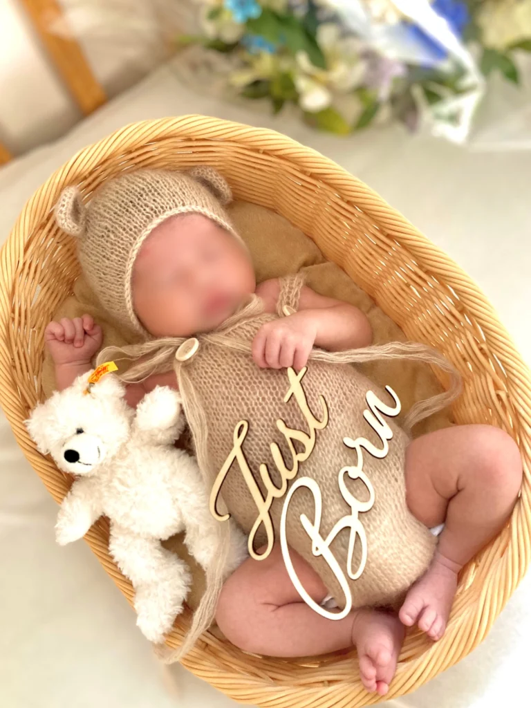 カゴとファーストベアと木製小物を使ったニューボーンフォトの写真
