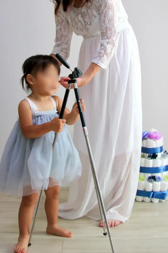 マタニティフォト撮影のセッティングを手伝う娘の姿