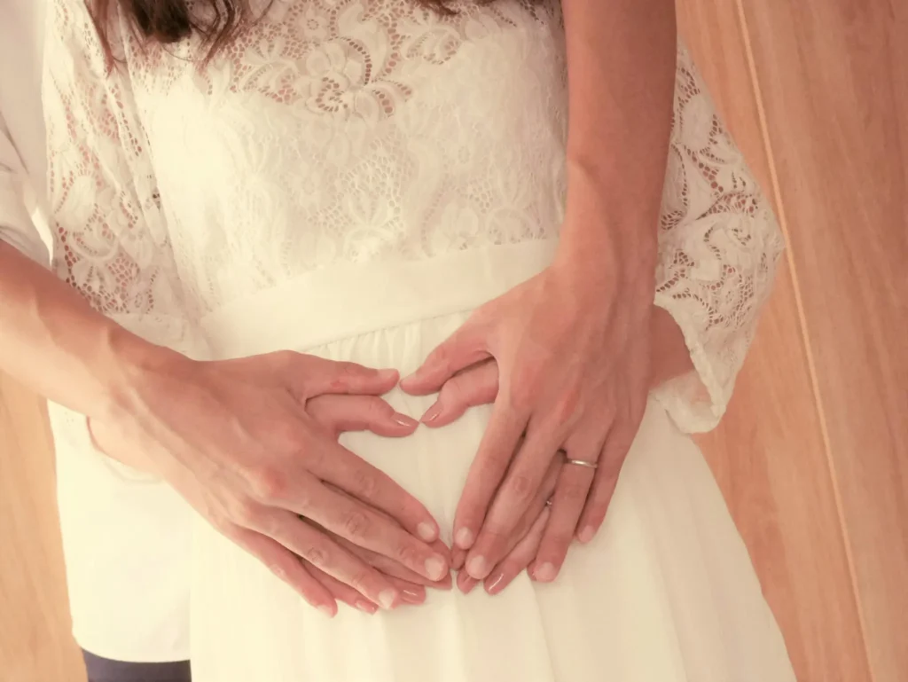 ハートの両親の手をお腹にあてたマタニティフォト